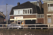 880109 Gezicht op het hoekpand Hoogstraat 1 (Cafetaria Suzie) te Utrecht, vanaf de Lagenoord.
